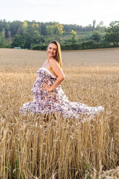 Yazın Gün Batımında Buğday Tarlasında Hamile Bir Kadın — Stok fotoğraf