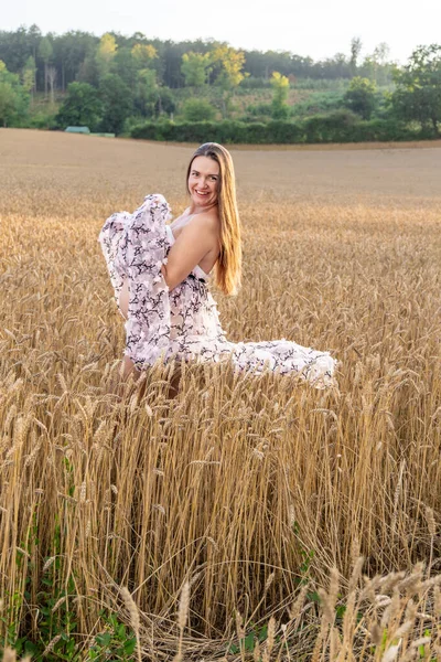 Беременная Женщина Пшеничном Поле Закате Летом — стоковое фото