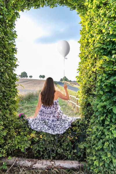 Těhotná Žena Balónem Sedí Oblouku Zeleného Listí Zády Divákovi Auto — Stock fotografie