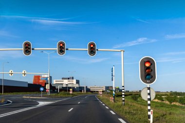 Hollanda 'da Amsterdam yakınlarındaki bir otoyolda trafik ışıkları
