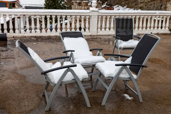 Cadeiras Dobráveis Terraço Verão São Cobertas Com Neve — Fotografia de Stock