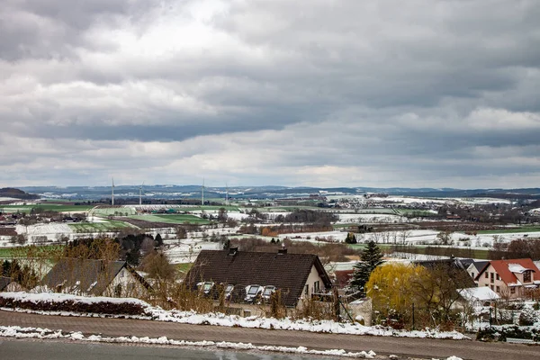 Winterlandschap Met Bewolkte Lucht Met Sneeuw Bedekte Velden Windturbines Aan — Stockfoto