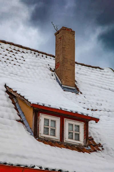 Old Tiled Roof Brick Chimney Covered Snow Cloudy Sky — Stock Photo, Image