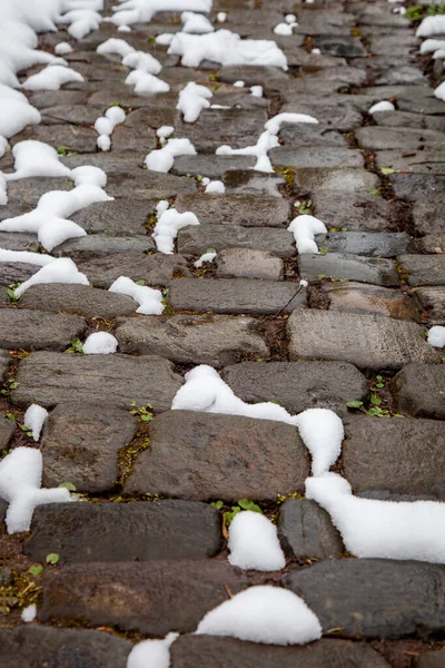 雪に覆われたコブルストーン 自然背景 クローズアップ — ストック写真