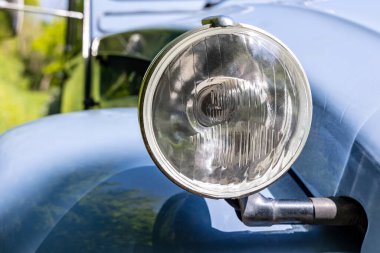 Eski bir arabanın farları, yakın plan fotoğraf.