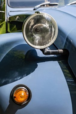 Eski bir arabanın farları, yakın plan fotoğraf.