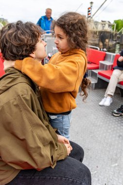 Yeğeni, teyzesinin yakın plan portresini kucaklıyor.