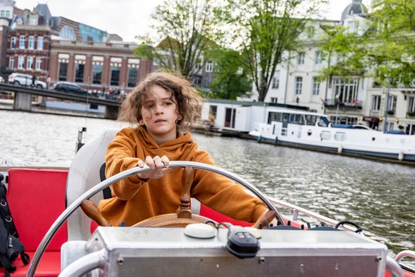 Dívka Kormidla Lodi Kanálu Amsterdamu — Stock fotografie