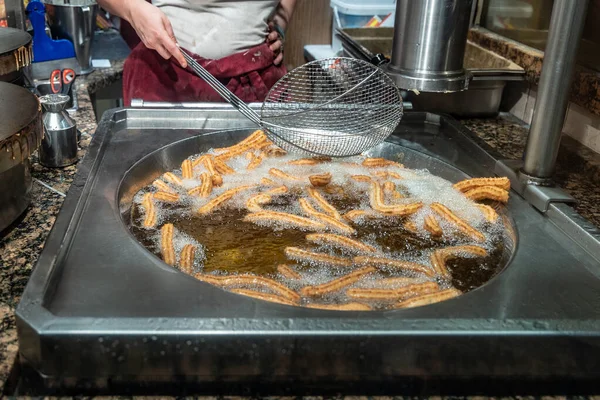 Smażone Churros Churro Typowy Meksykański Słodki Podczas Smażenia Szczegółów Gotowania — Zdjęcie stockowe
