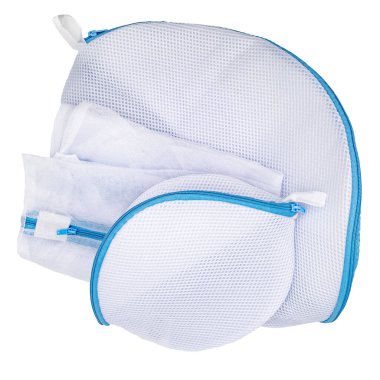 Beyaz arka planda farklı formlardan izole edilmiş üç çamaşır torbası.