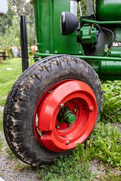 Närbild Stora Främre Traktorhjul Utomhus — Stockfoto