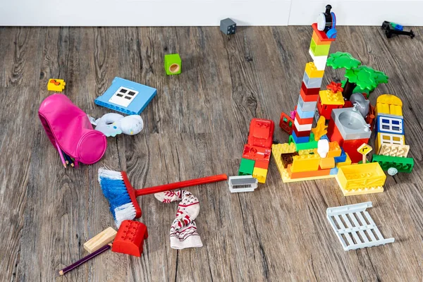 Παιδικά Παιχνίδια Είναι Διάσπαρτα Στο Πάτωμα Του Δωματίου — Φωτογραφία Αρχείου