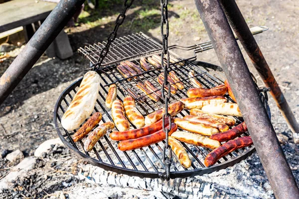 Grilled Juicy Sausages Cooked Campfire Outdoors — 스톡 사진