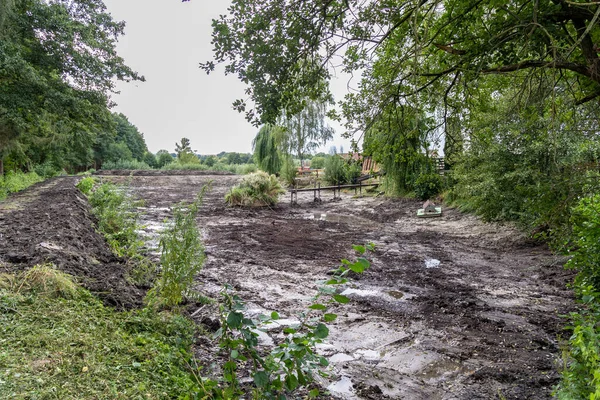 人工排水湖 用于清除土方工程后的淤泥 — 图库照片