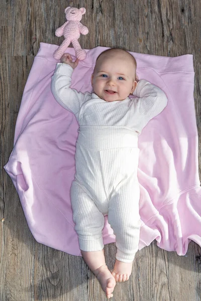 Bebé Con Oso Juguete Tumbado Suelo Vista Superior —  Fotos de Stock