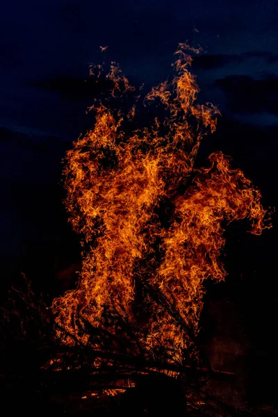 Lagerfeuer Brennt Hof Der Nacht Schöne Textur Des Brennenden Feuers — Stockfoto