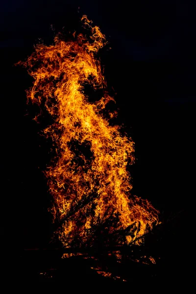 Φωτιά Καίει Στην Αυλή Βράδυ Όμορφη Υφή Της Φωτιάς Που — Φωτογραφία Αρχείου