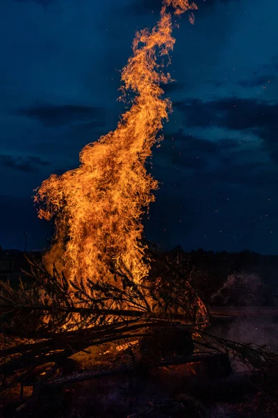 Płonące Ognisko Podwórku Nocy Piękna Faktura Płonącego Ognia — Zdjęcie stockowe