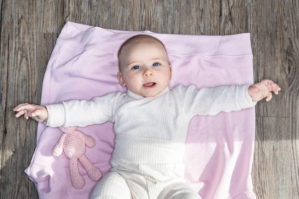 Baby Mit Spielzeugbär Auf Dem Boden Liegend Ansicht Von Oben — Stockfoto
