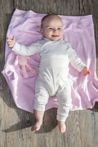 Μωρό Αρκουδάκι Ξαπλωμένο Στο Πάτωμα Πάνω Όψη — Φωτογραφία Αρχείου