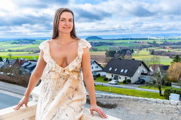 Mladá Žena Stojí Balkóně Svého Domu Proti Krásné Krajině Německu — Stock fotografie
