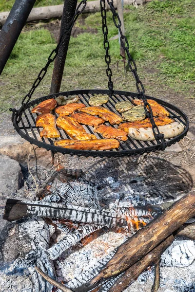 Ψητό Ζουμερό Λουκάνικο Και Μπέικον Μαγειρεμένο Μια Υπαίθρια Φωτιά Ψησταριά — Φωτογραφία Αρχείου