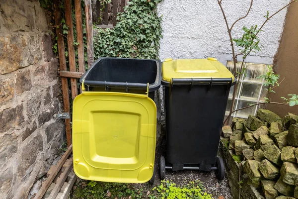 Duas Latas Lixo Para Suporte Plástico Quintal Alemanha Diferentes Tipos — Fotografia de Stock