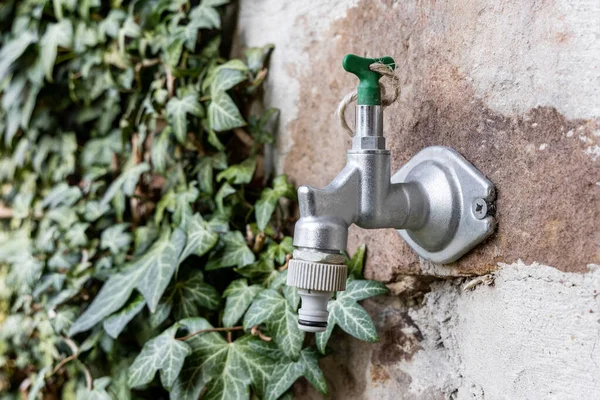 Tap Water Ytterveggen Friluftshage Faucet Verftsbakgrunn – stockfoto