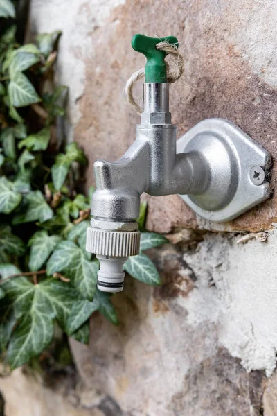 Toque Água Parede Exterior Faucet Jardim Livre Fundo Quintal — Fotografia de Stock