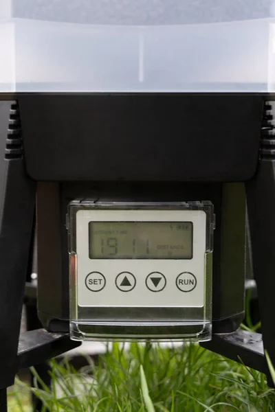 Automatischer Fischfutterautomat Nahaufnahme Anzeige Solarbetrieben — Stockfoto
