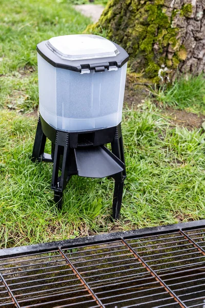 Automatic Fish Feeder Stands Edge Trout Pool Powered Solar Battery — Stock Photo, Image