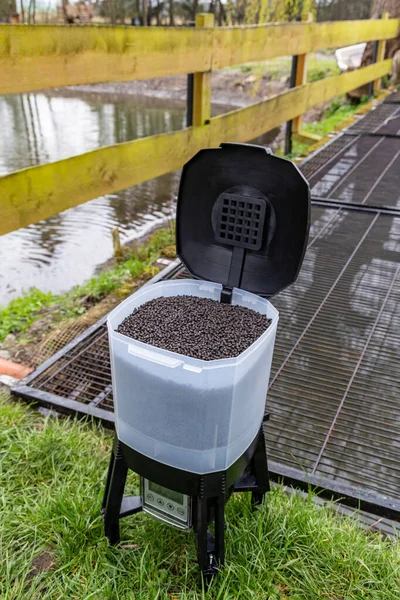 Alimentador Automático Peixes Com Uma Tampa Aberta Fica Borda Uma — Fotografia de Stock