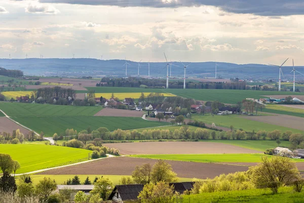 Yeşil Çayırlar Ufukta Rüzgar Türbinleri Olan Güzel Bahar Manzarası — Stok fotoğraf