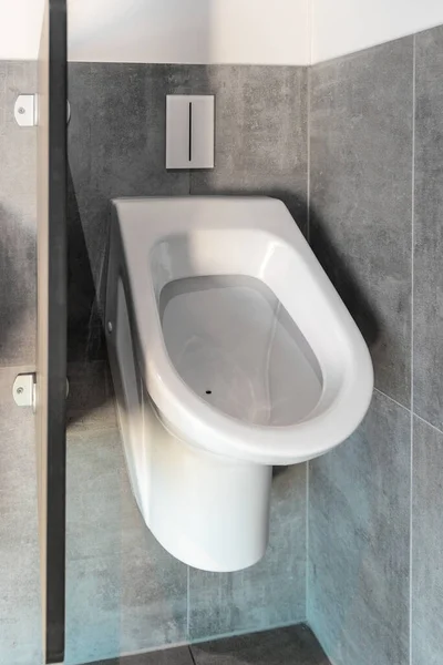 Bílý Porcelán Pisoár Veřejných Toaletách Zblízka — Stock fotografie