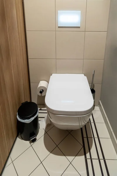 Bílá Keramická Toaletní Mísa Víčkem Uzavřeným Veřejných Toaletách — Stock fotografie