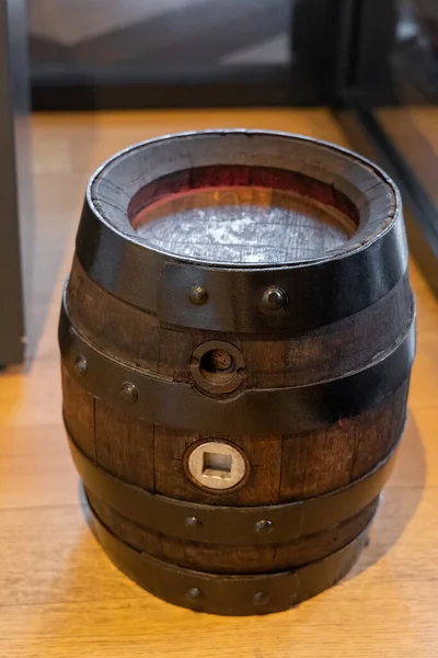 老式橡木啤酒桶 装有金属圈 — 图库照片