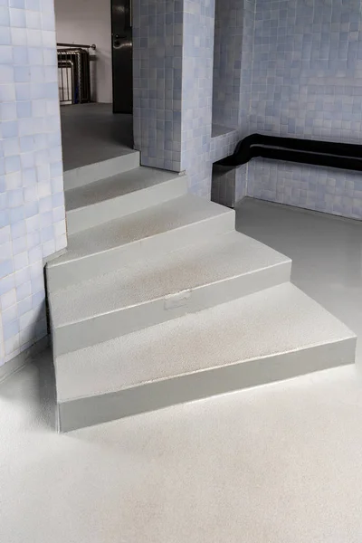 Escaleras Grises Una Sala Industrial Diseño Minimalista — Foto de Stock