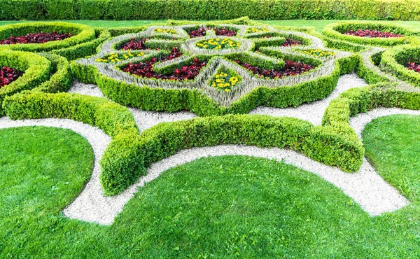 Hecke Landschaftsdesign Blumenbeet Mit Dekorativ Beschnittenen Sträuchern Und Blumen Park — Stockfoto