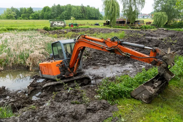 Excavator Clears Silted Lake Which Overgrown Reeds — Stock Photo, Image