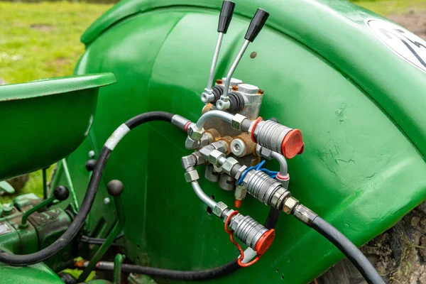 Bir Traktörün Hidrolik Sistemi Metal Kauçuk Borular Kontrol Kolları — Stok fotoğraf