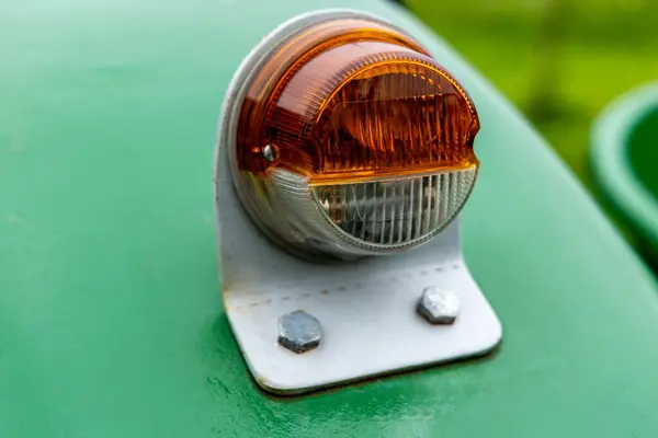 マーカーライト付きレトロトラクターの後輪のフェンダー — ストック写真