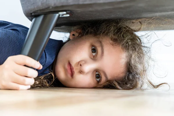 Portret Dziewczyny Która Zasnęła Pod Krzesłem Bliska — Zdjęcie stockowe