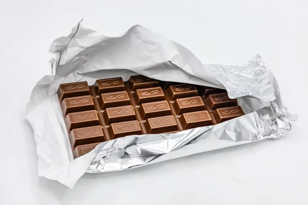 Barra Chocolate Papel Aluminio Aislado Sobre Fondo Blanco —  Fotos de Stock