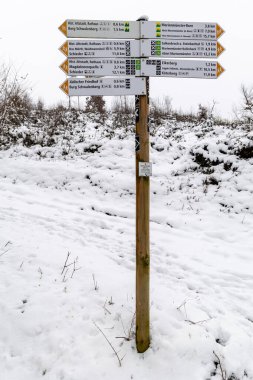 Yürüyüş güzergahı adı ve rota işaretinin kilometrelerce uzaklığı ve Almanya ve Avrupa 'daki intrest ve tesis sembolleri ile birlikte yürümesi