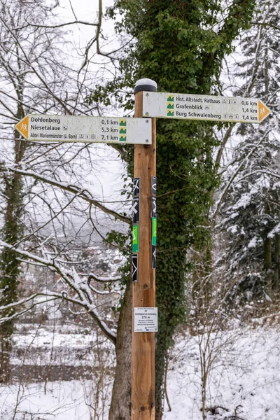 Yürüyüş güzergahı adı ve rota işaretinin kilometrelerce uzaklığı ve Almanya ve Avrupa 'daki intrest ve tesis sembolleri ile birlikte yürümesi