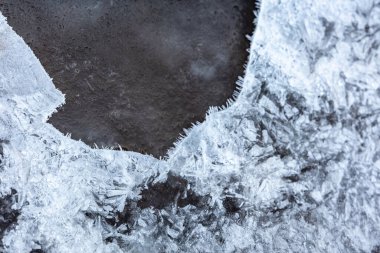 Bir dağ nehir doku buz yüzeyine yakın çekim