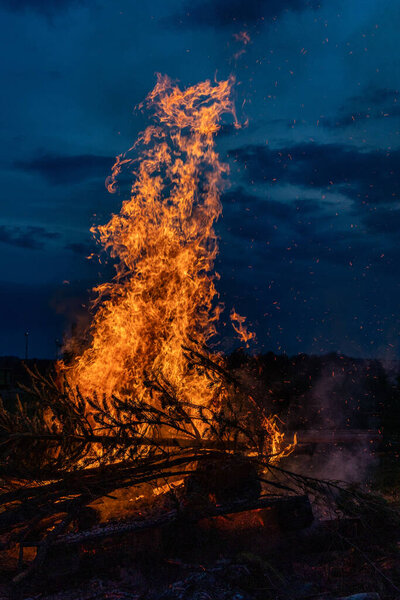 Костер горит во дворе ночью, красивая текстура горящего огня