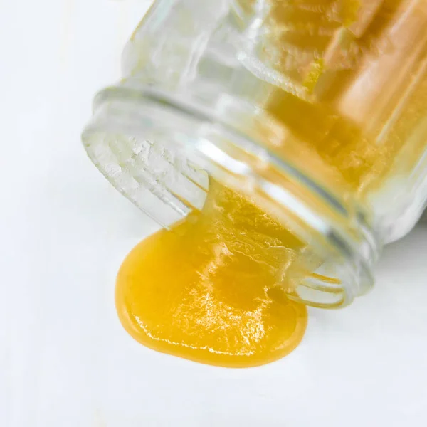 Honig Ergießt Sich Aus Einem Glas Auf Weißem Hintergrund Nahaufnahme Stockfoto
