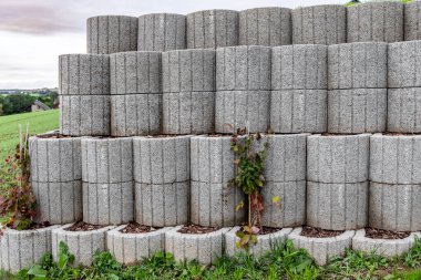 Yeni istinat duvarı dışarıdaki beton bloklardan yapılmış.