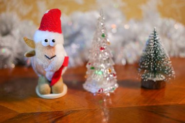 Yeni yıl kuzusu. Koyun - Kış Tatili - Çin Zodiac - Döngü - Alfa - Beyaz Kuzu, kış tatili şapkasının içinde sallanan başıyla yatıyor. Noel kuzusu. Noel süsü. Noel ağacı oyuncağı.